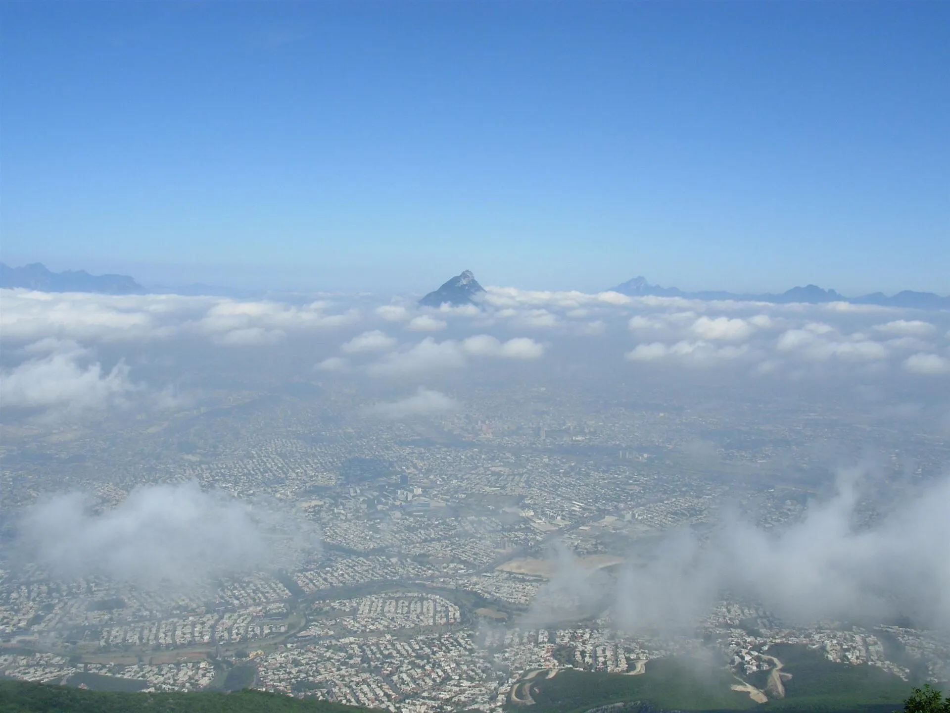 Cerro de la Silla rising over Monterrey — Japan vs Tunisia plays World Cup 2026 Group F matchday 2 on June 20 at Estadio BBVA (FIFA name: Monterrey Stadium), where Hajime Moriyasu's Japan, a point from their 2-2 comeback against the Netherlands, meet Sabri Lamouchi's deep-block Tunisia