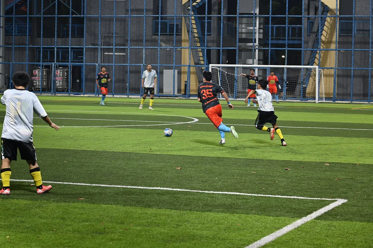 An attacker bears down on goal under floodlights — Uruguay laid siege to the Saudi Arabia box at Hard Rock Stadium and were held to a 1-1 draw on June 15